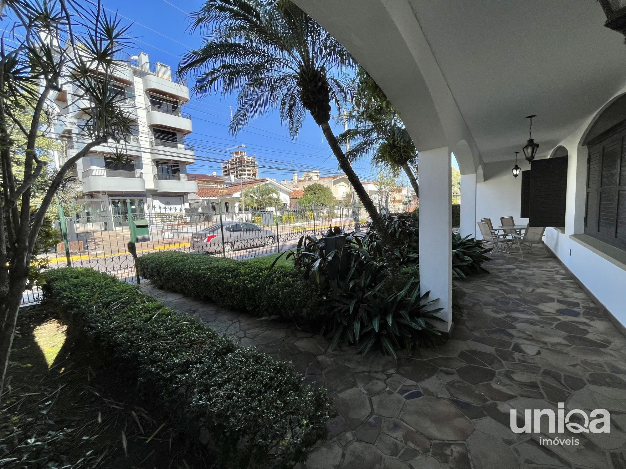 Casa para venda de 05 dormitórios em Santa Maria