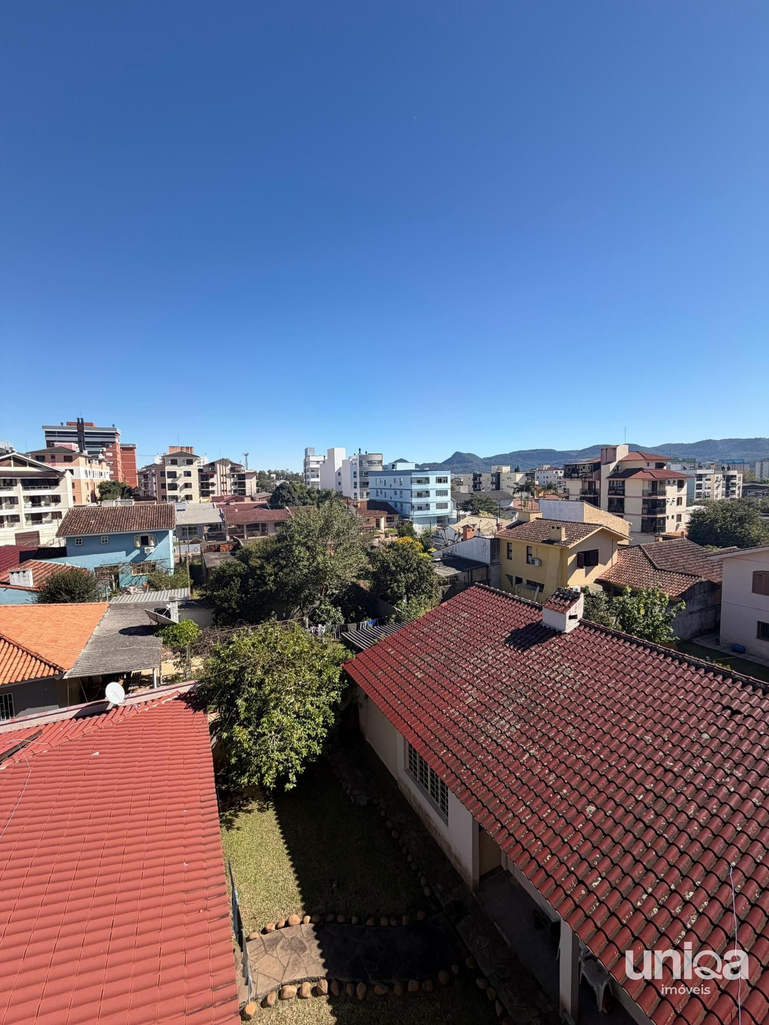 Aluga-se Apartamento de 1 quarto, sacada, garagem e mobiliado em Camobi
