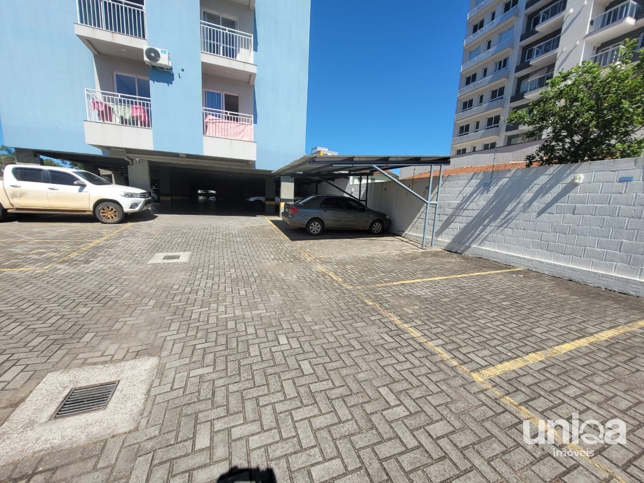 Apartamento com dois dormitórios elevador e garagem alugo ou vendo em Camobi SM.