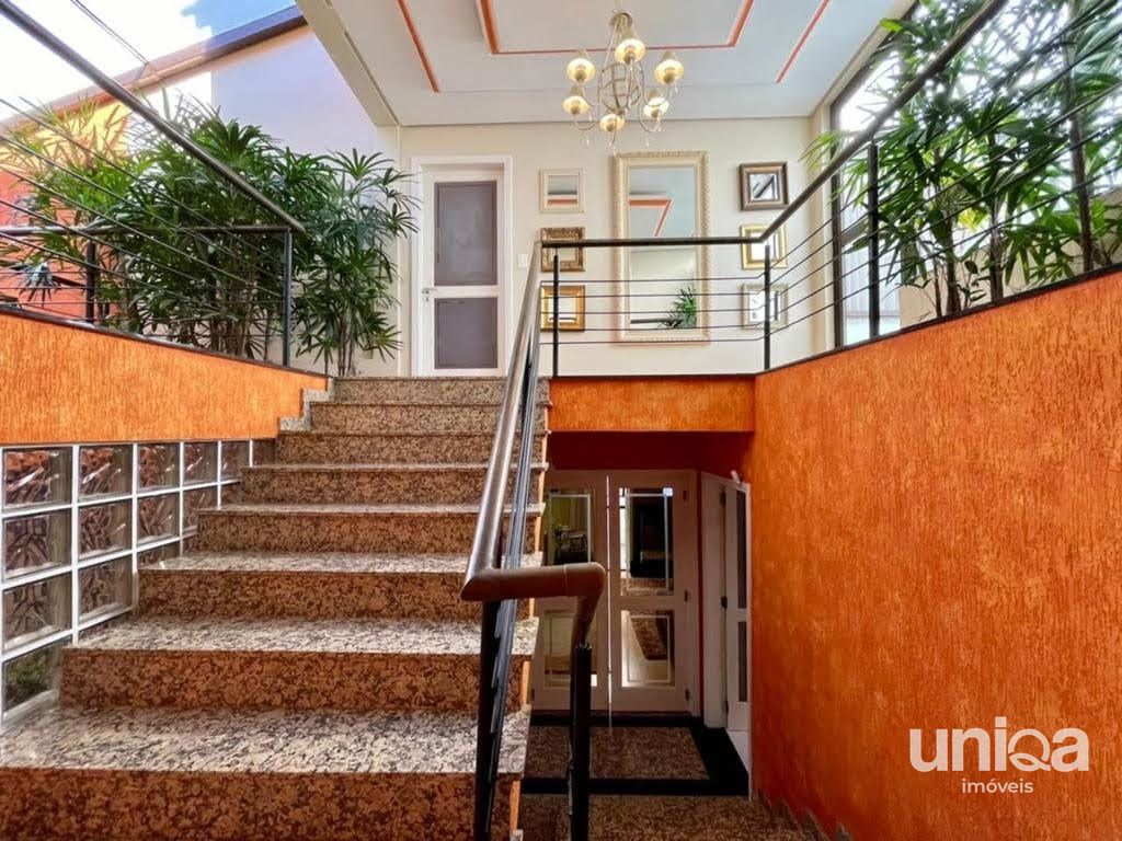 Casa de alto padrão com 06 dormitórios sendo 03 suítes piscina localizada no bai