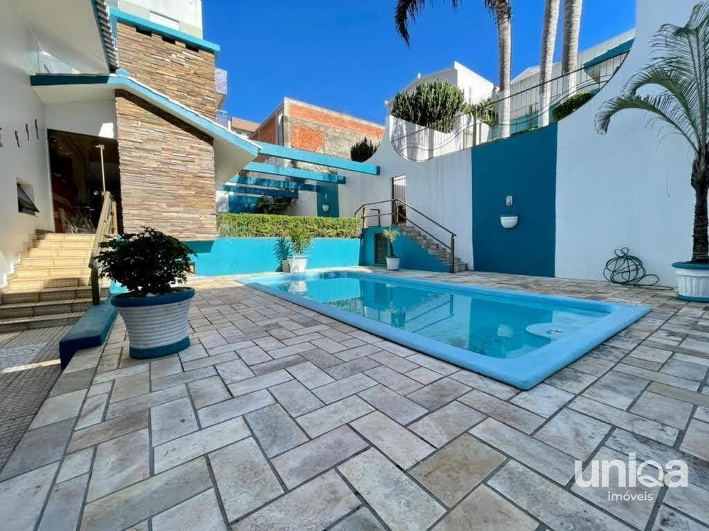 Casa de alto padrão com 06 dormitórios sendo 03 suítes piscina localizada no bai