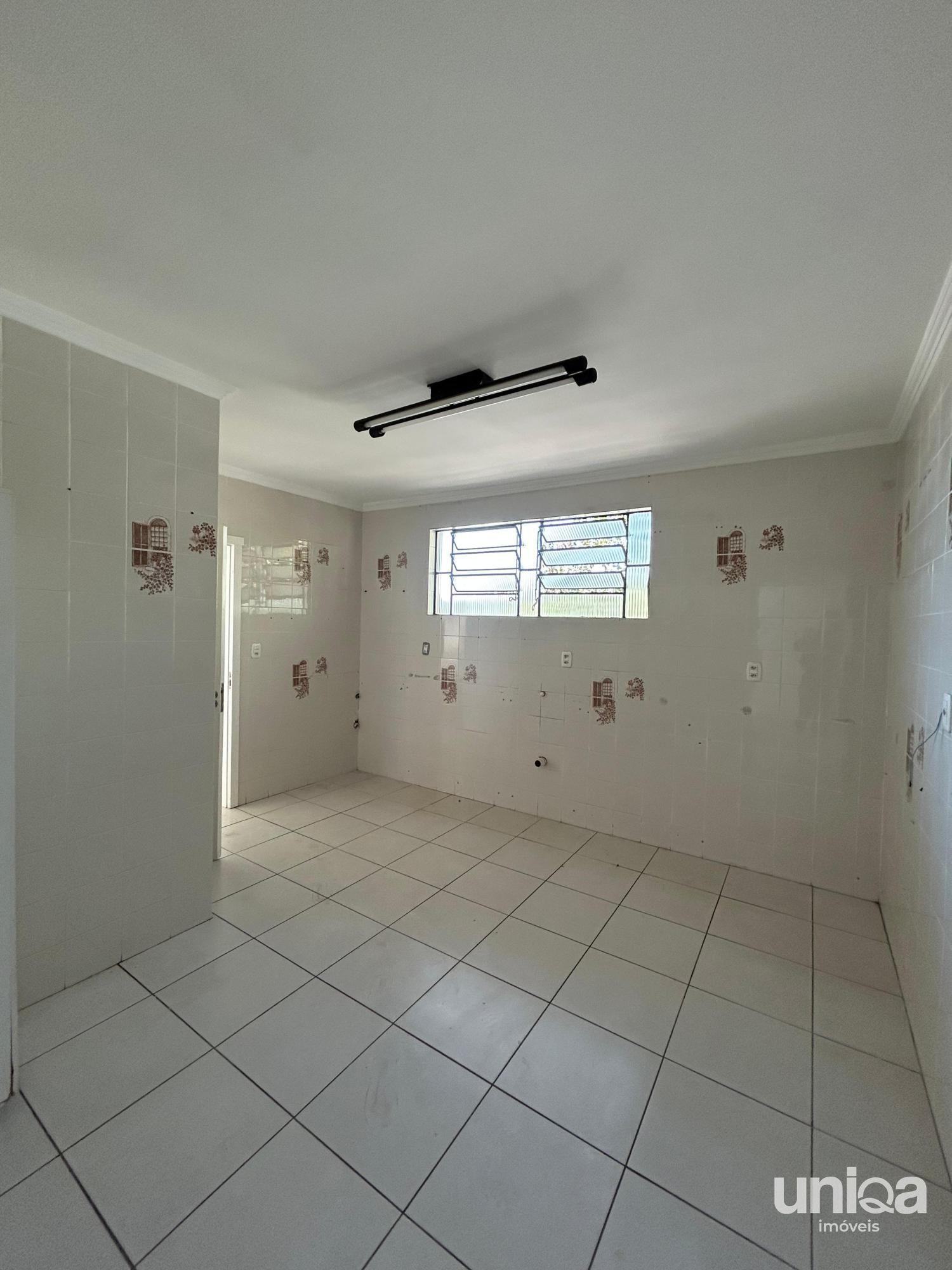 Casa 03 dormitórios suíte, churrasqueira, varanda e garagem 