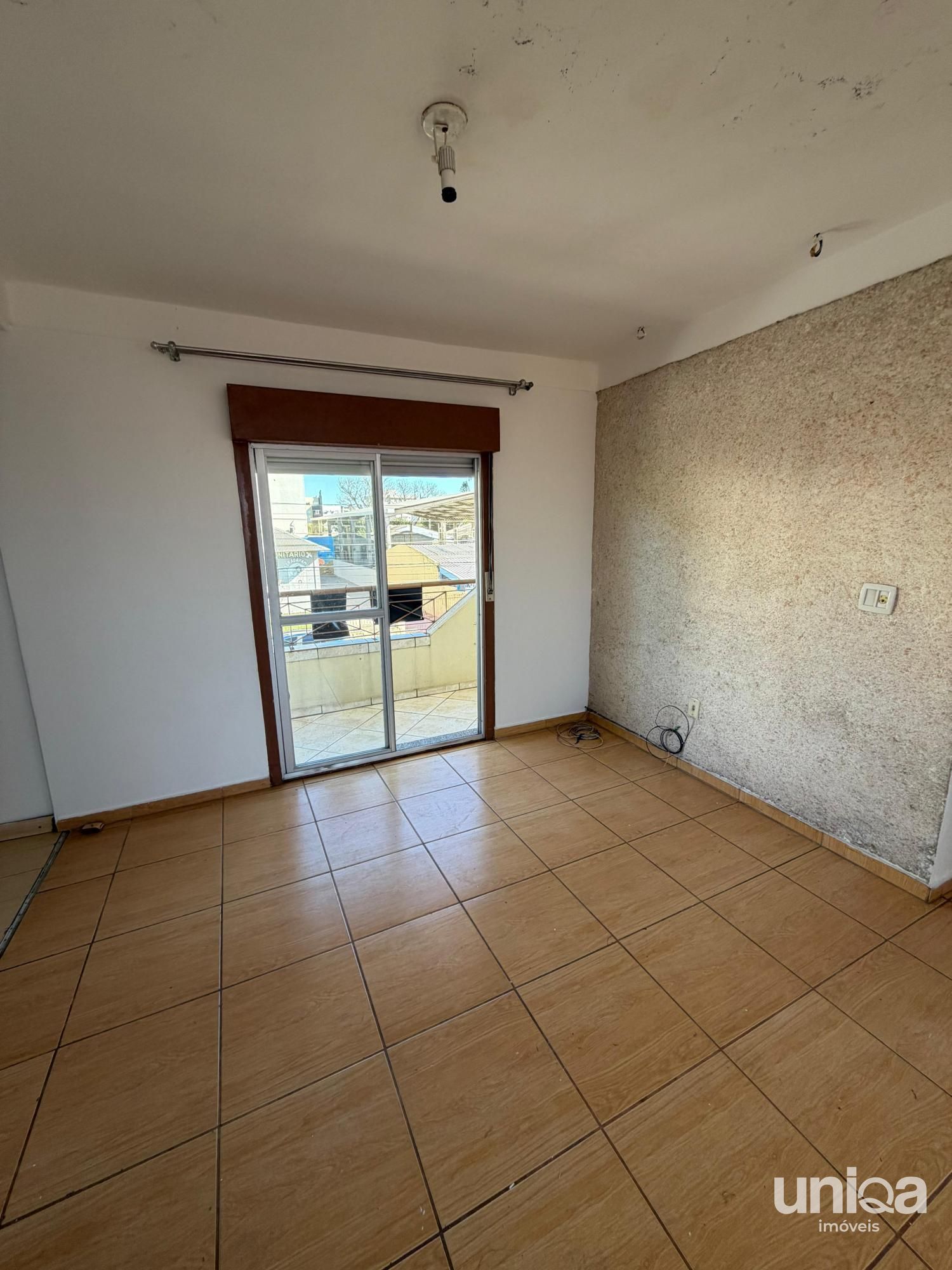 Aluga-se apartamento com dois dormitórios, sacada e churrasqueira