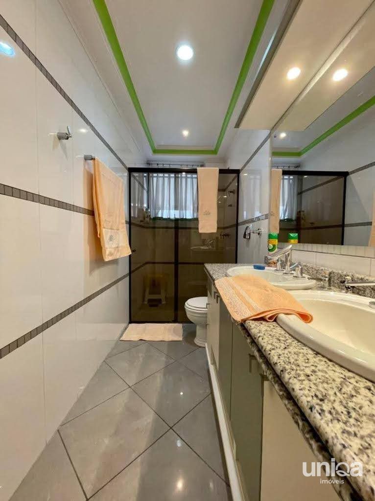 Casa de alto padrão com 06 dormitórios sendo 03 suítes piscina localizada no bai