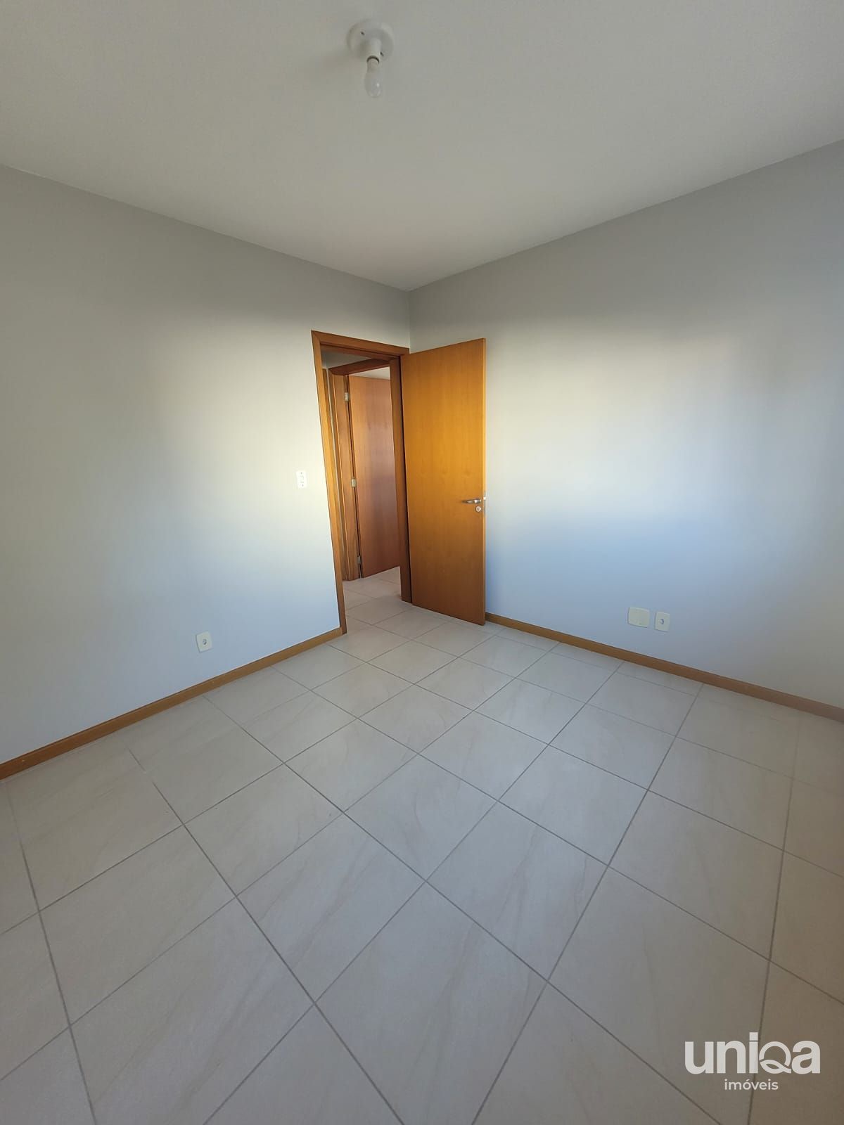 Apartamento com 3 dormitórios, sacada, churrasqueira e garagem próximo a UFSM