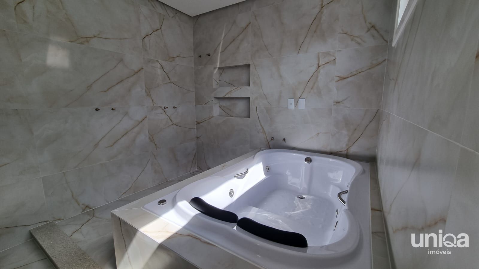 Casa 357m2 03 suítes + escritório piscina no Terras de Santorini Bairro São José