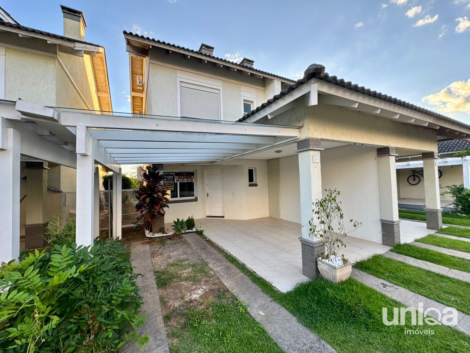 Casa estilo Sobrado para venda em Santa Maria com 03 dormitórios Garagem para 02