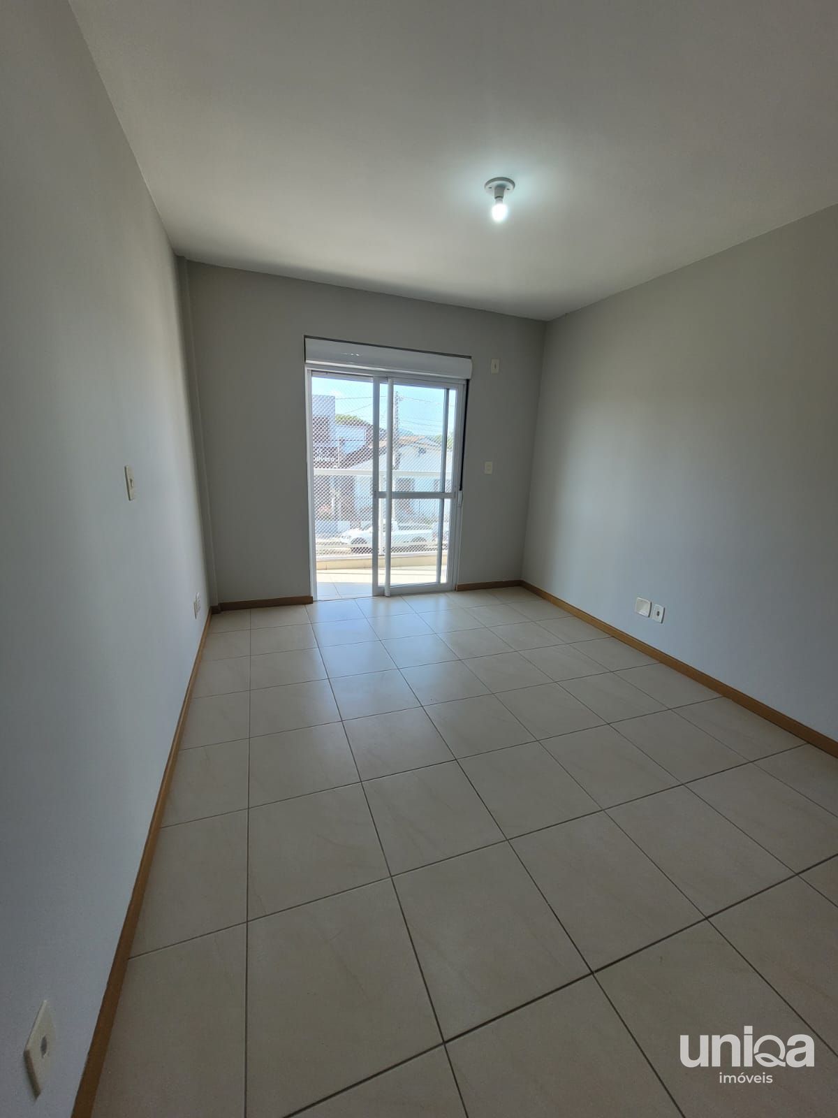 Apartamento com 3 dormitórios, sacada, churrasqueira e garagem próximo a UFSM