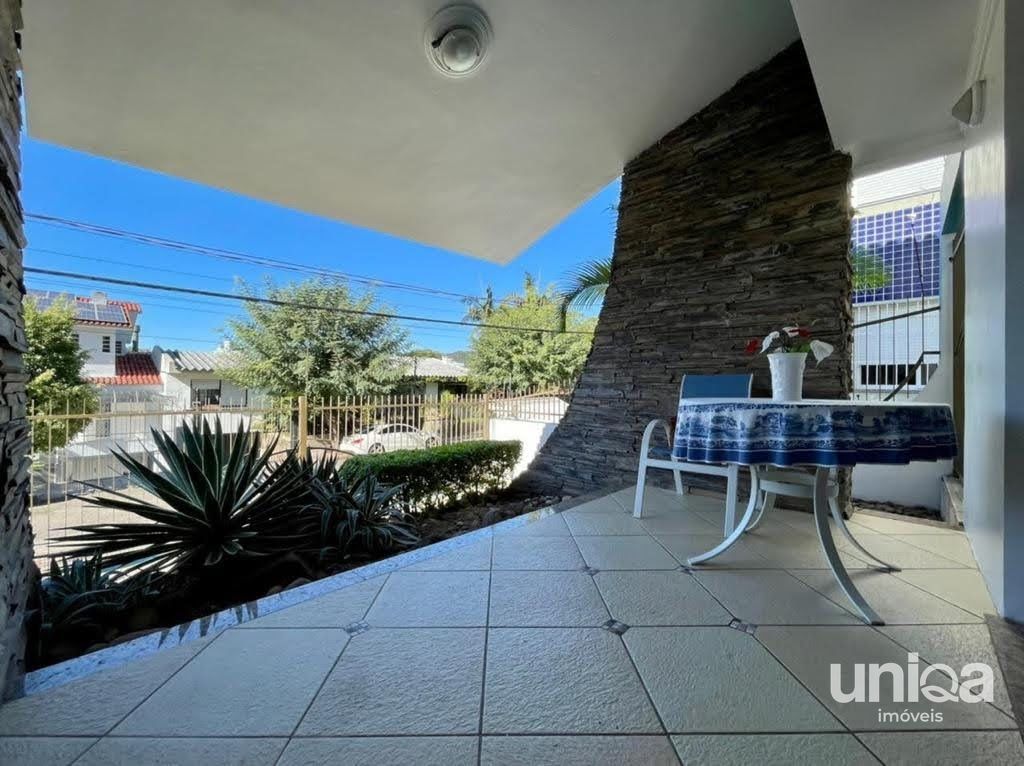 Casa de alto padrão com 06 dormitórios sendo 03 suítes piscina localizada no bai