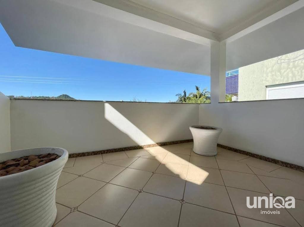 Casa de alto padrão com 06 dormitórios sendo 03 suítes piscina localizada no bai