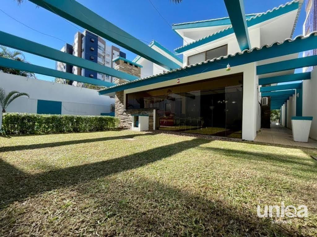 Casa de alto padrão com 06 dormitórios sendo 03 suítes piscina localizada no bai