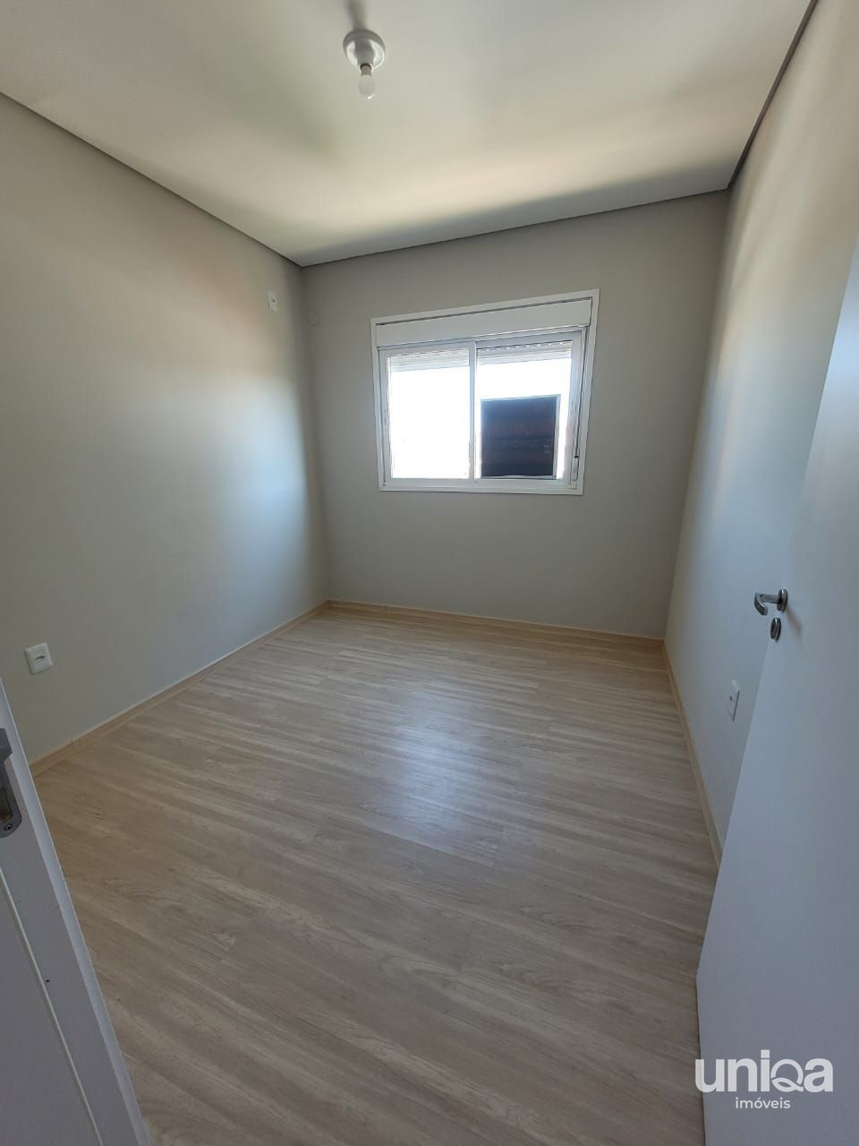 Apartamento com dois dormitórios elevador e garagem alugo ou vendo em Camobi SM.