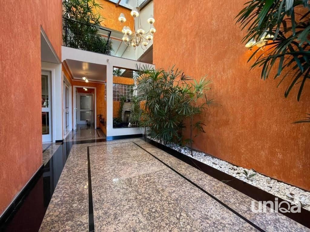 Casa de alto padrão com 06 dormitórios sendo 03 suítes piscina localizada no bai