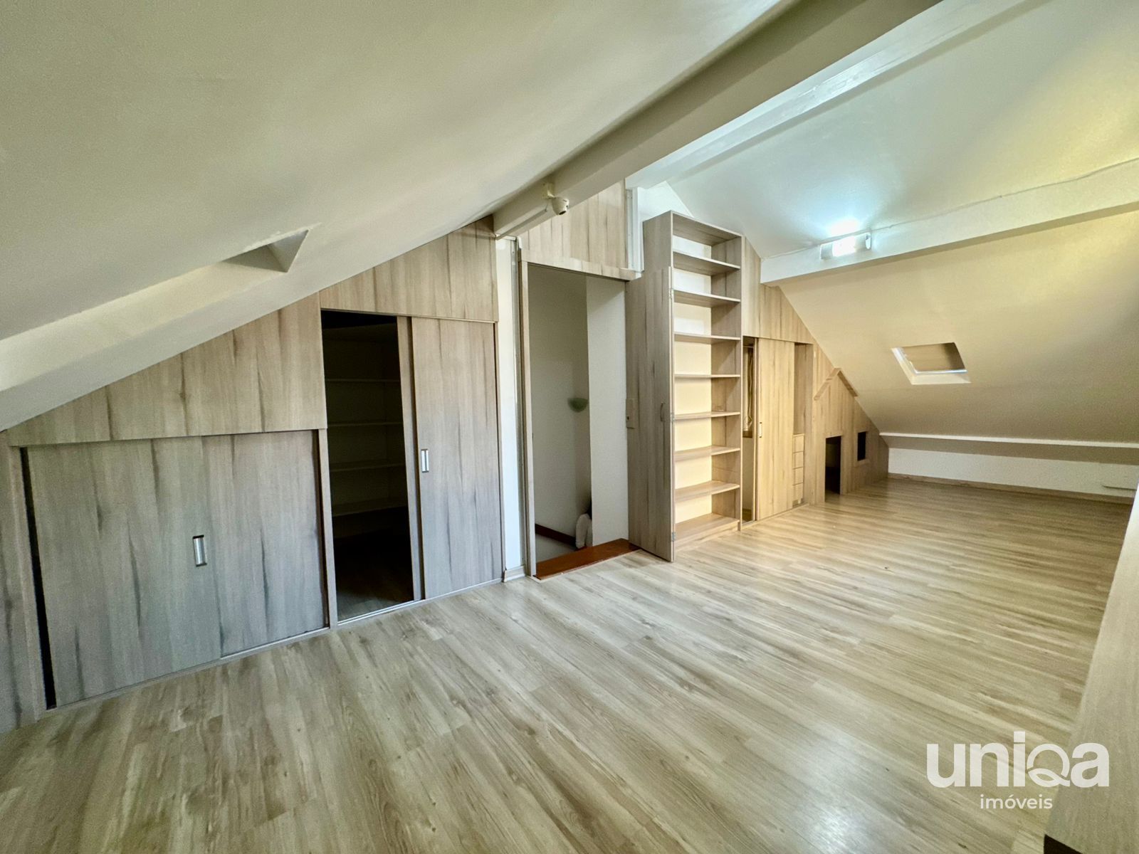 Casa estilo Sobrado para venda em Santa Maria com 03 dormitórios Garagem para 02