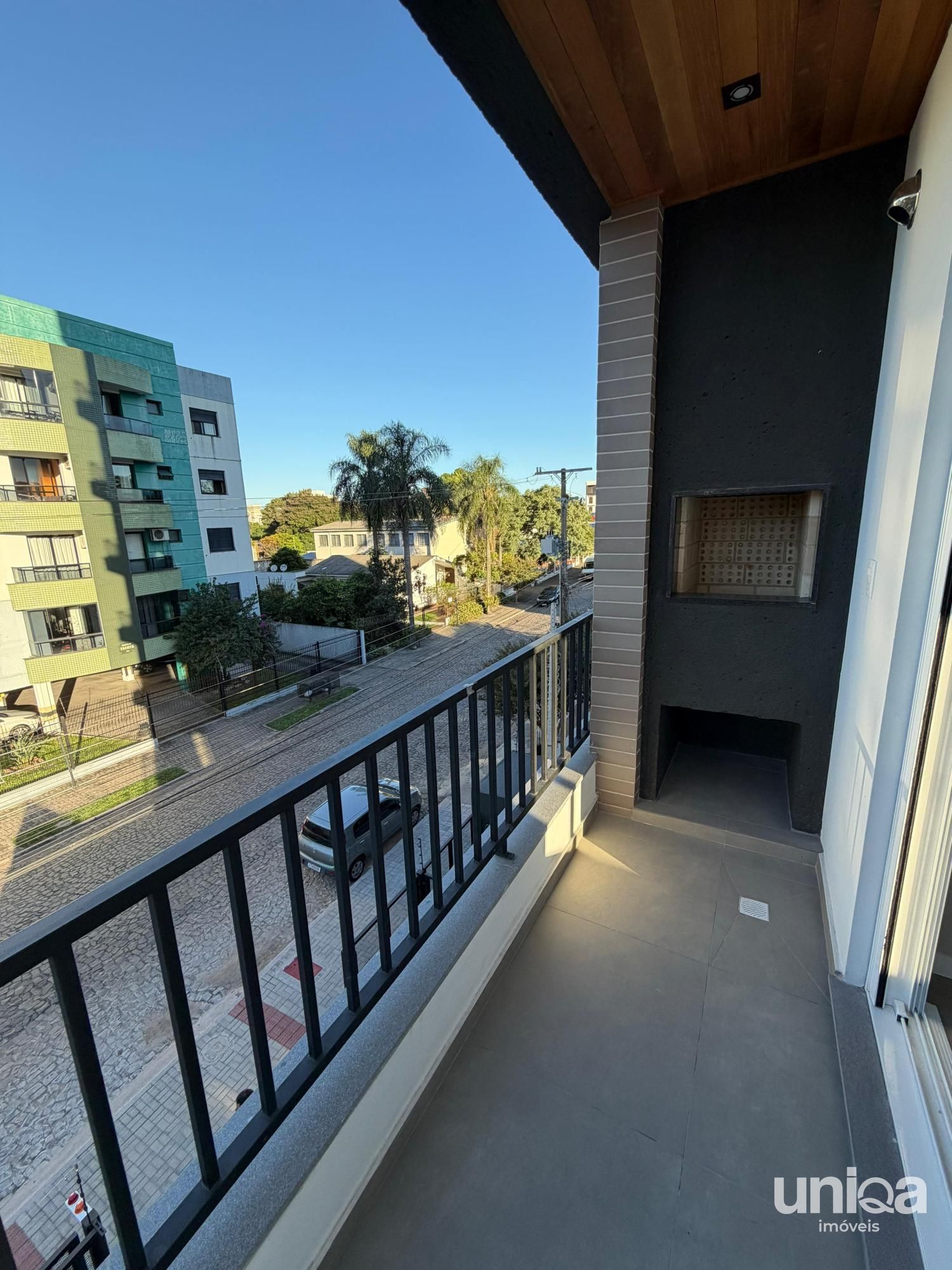 Apto 01 dormitório com sacada e garagem em camobi no Ed BONN