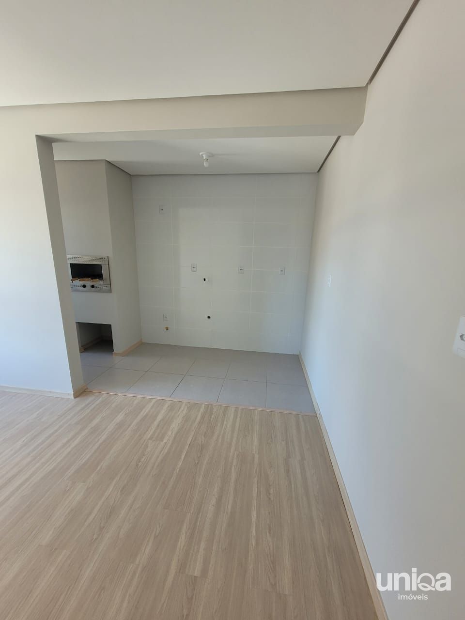 Apartamento com dois dormitórios elevador e garagem alugo ou vendo em Camobi SM.