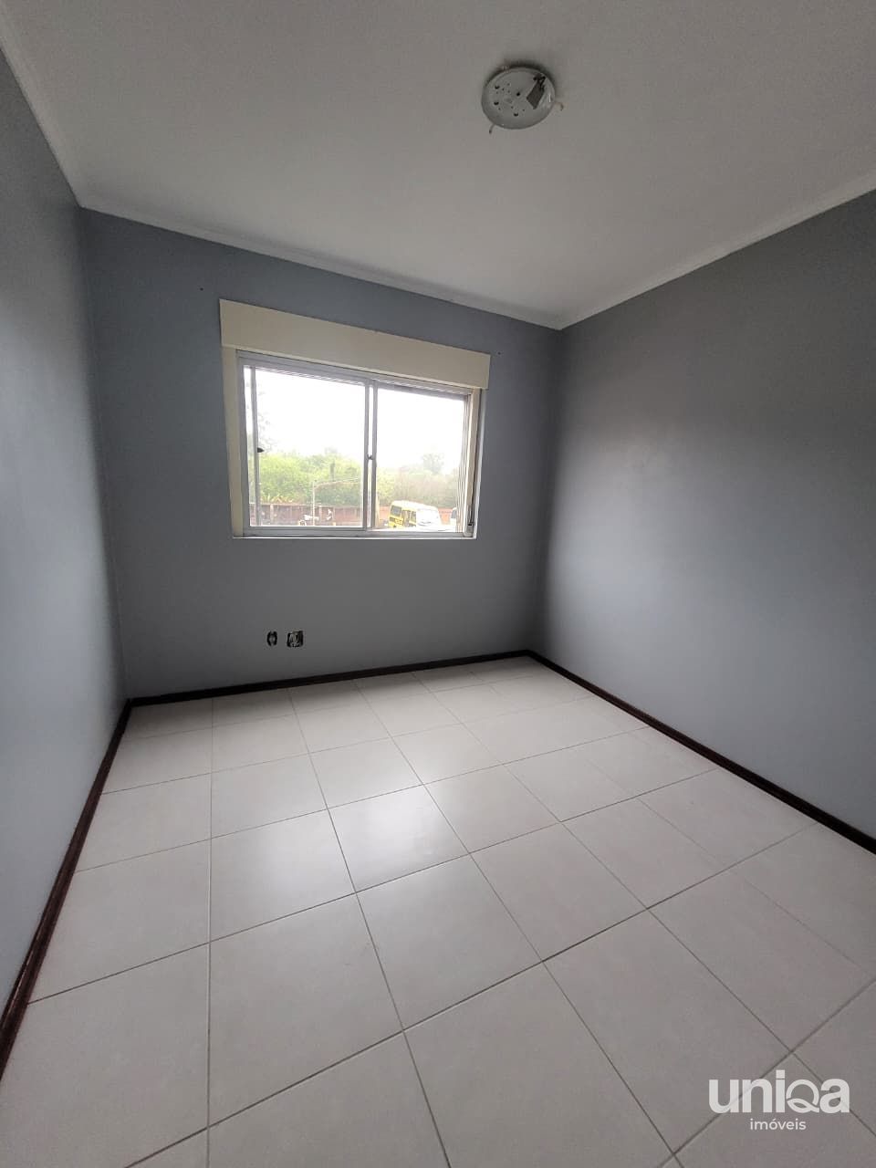 Aluga-se apartamento 2 dormitórios Sacada e garagem em Camobi