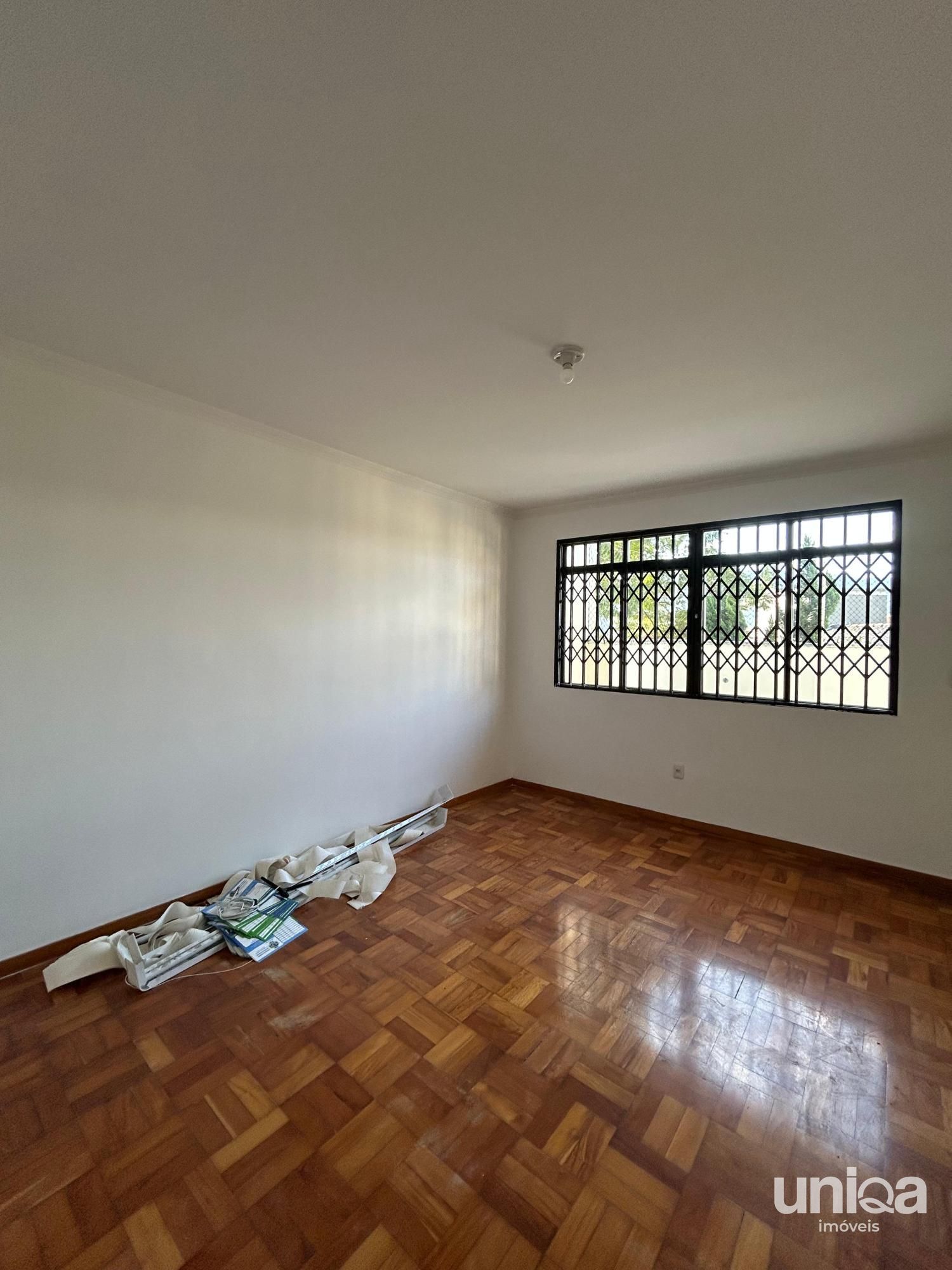 Casa 03 dormitórios suíte, churrasqueira, varanda e garagem 