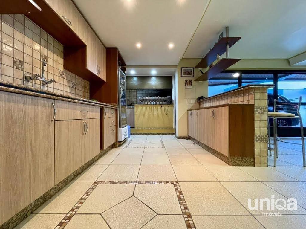 Casa de alto padrão com 06 dormitórios sendo 03 suítes piscina localizada no bai
