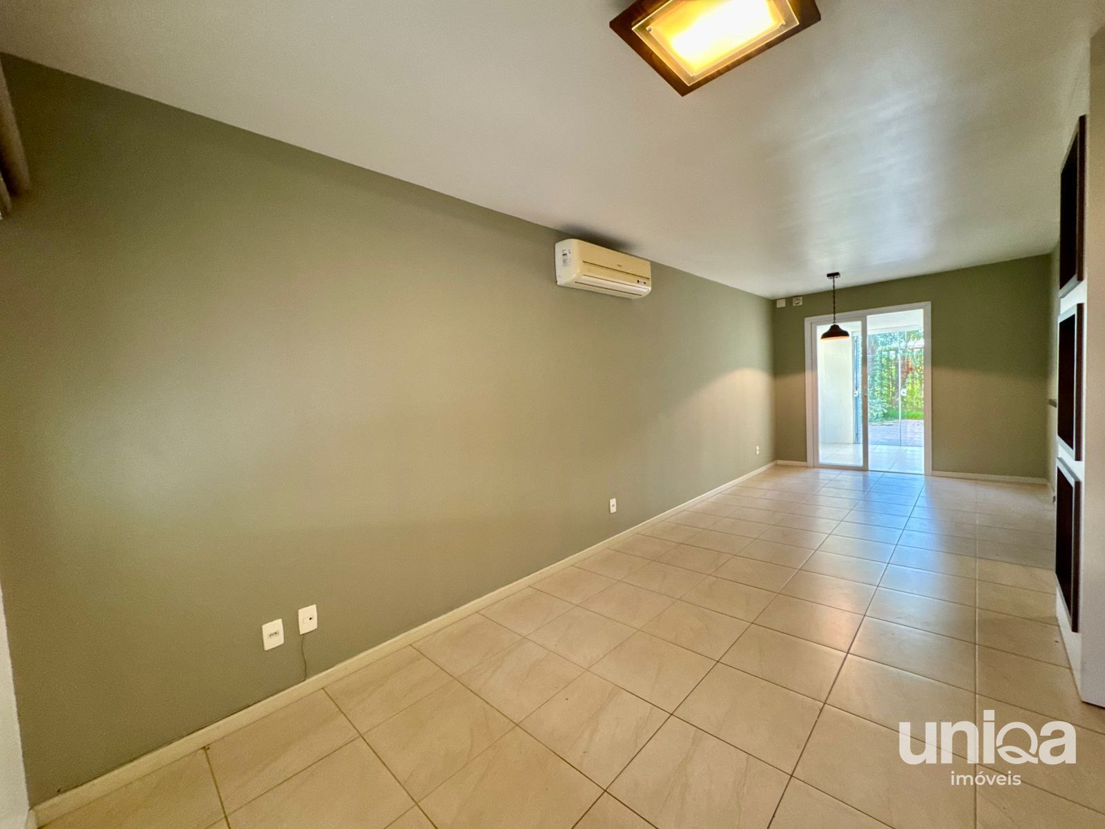 Casa estilo Sobrado para venda em Santa Maria com 03 dormitórios Garagem para 02