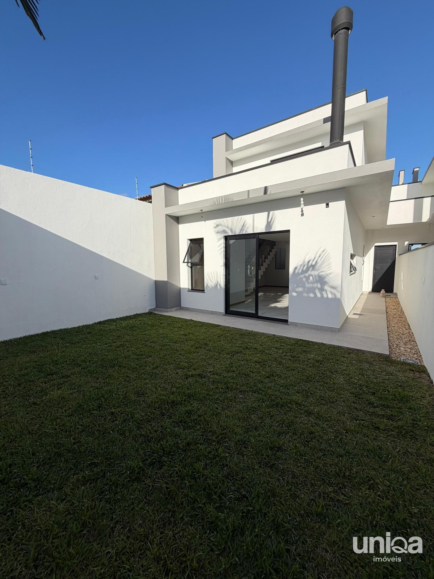 Casa nova 148m2 quarto/escritório no térreo + 02 suítes andar superior Camobi