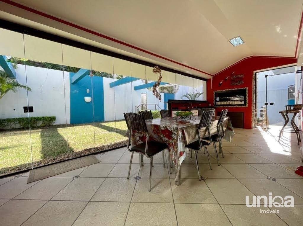 Casa de alto padrão com 06 dormitórios sendo 03 suítes piscina localizada no bai