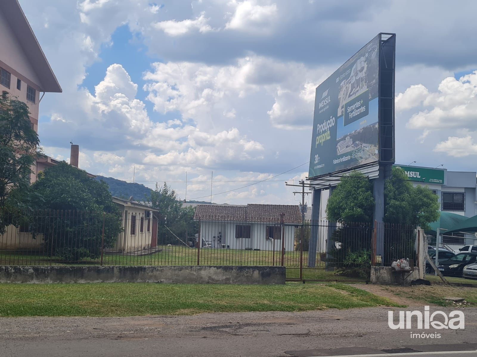Terreno 23,7x46,24 com frente para RSC 287 e Av. João Machado Soares
