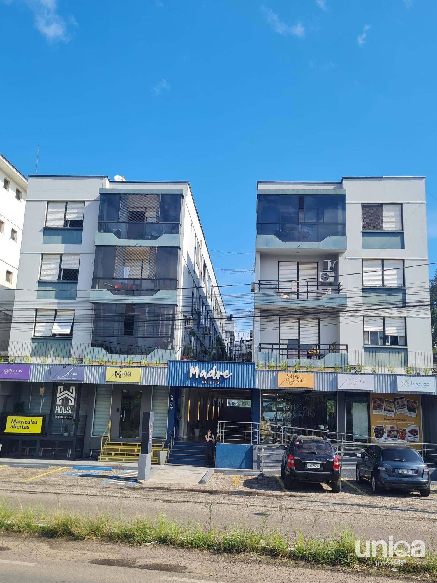 Apto 02 dormitórios com Dep. De Empregada e garagem em camobi na Galeria Madre
