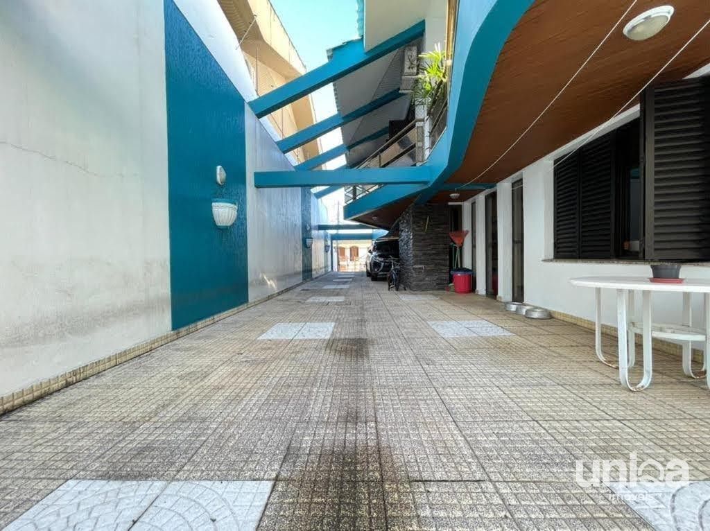 Casa de alto padrão com 06 dormitórios sendo 03 suítes piscina localizada no bai