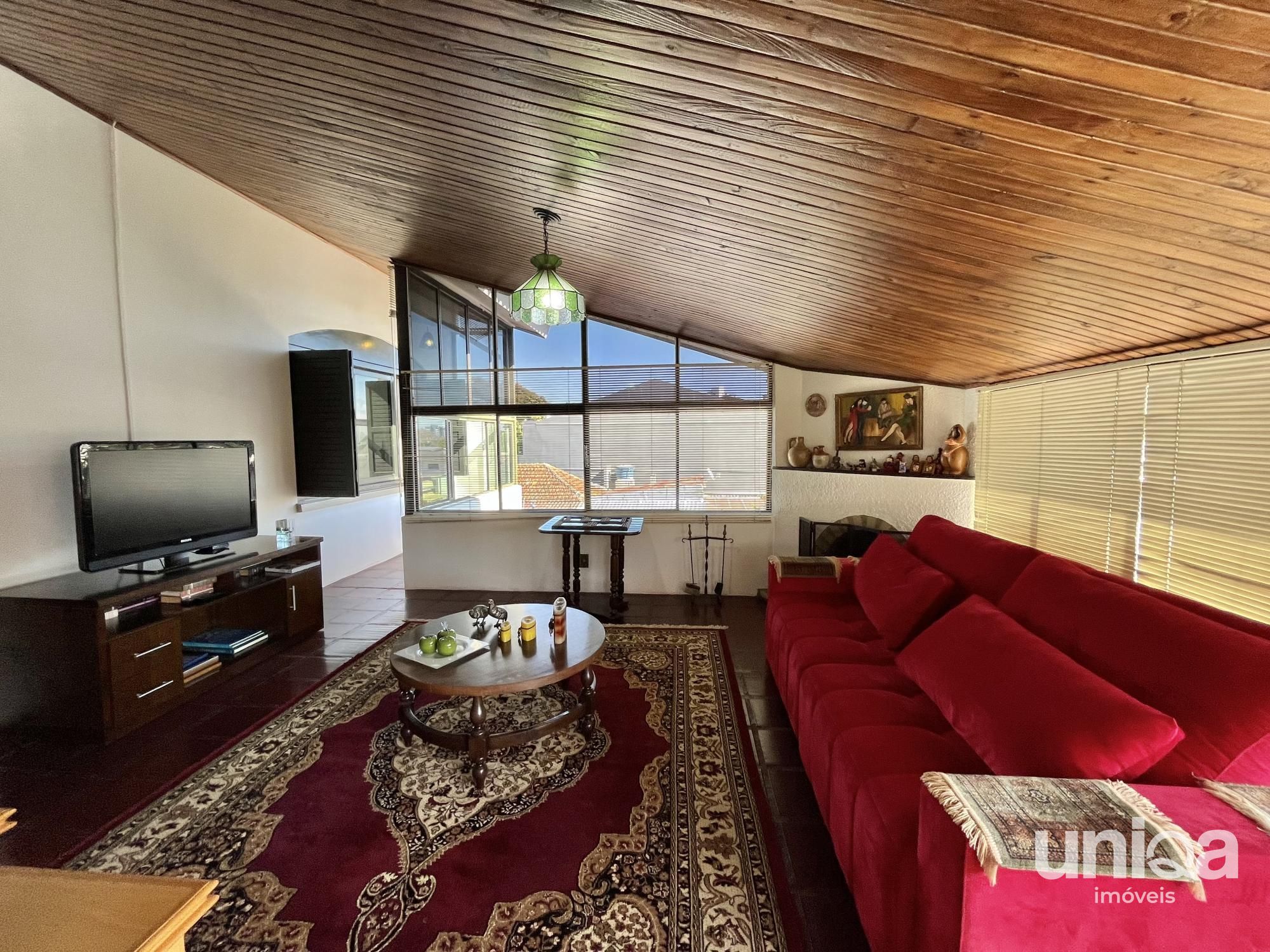 Casa para venda de 05 dormitórios em Santa Maria