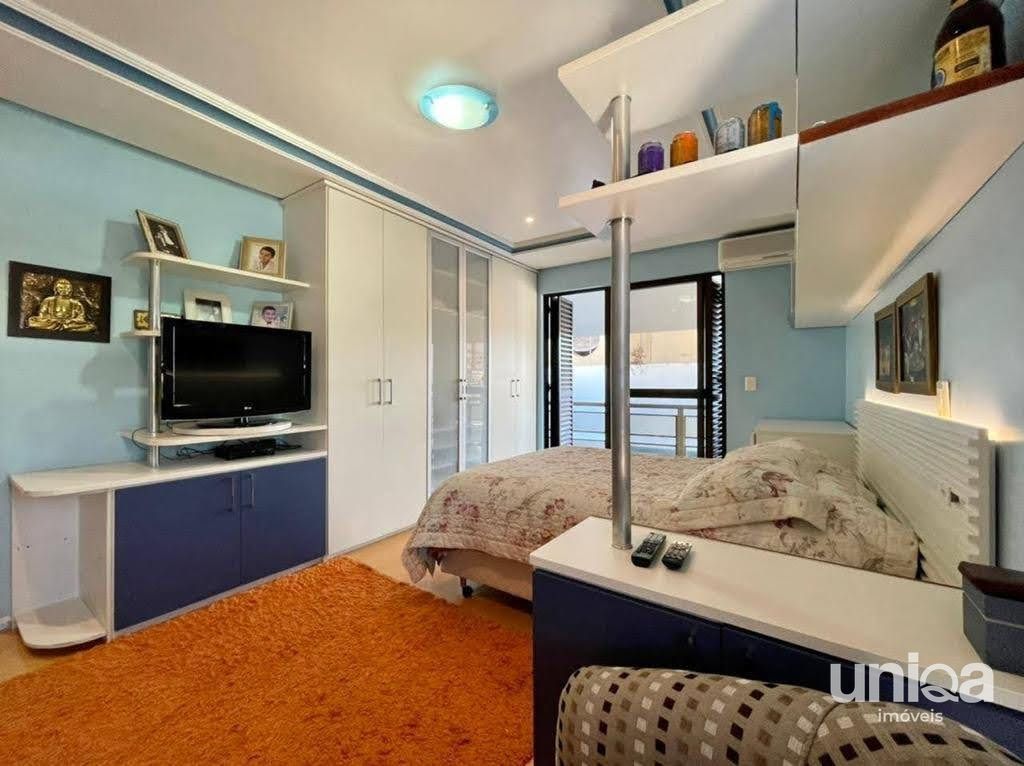 Casa de alto padrão com 06 dormitórios sendo 03 suítes piscina localizada no bai