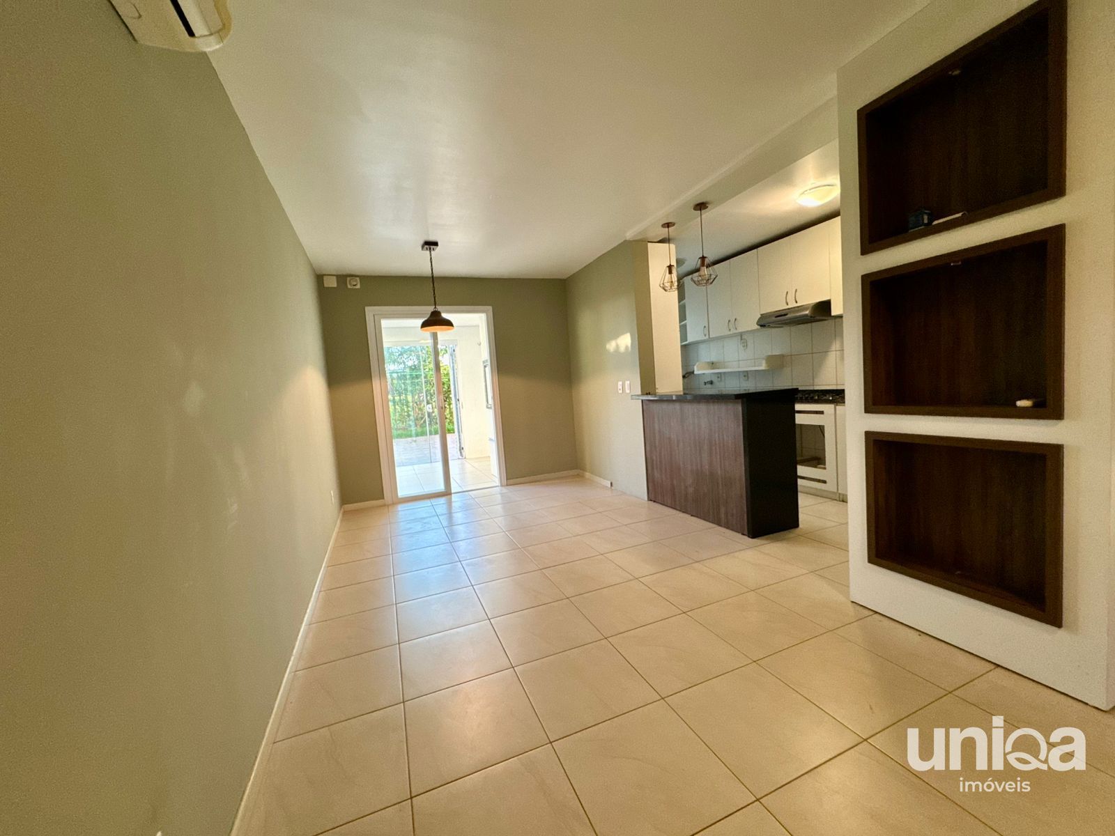 Casa estilo Sobrado para venda em Santa Maria com 03 dormitórios Garagem para 02