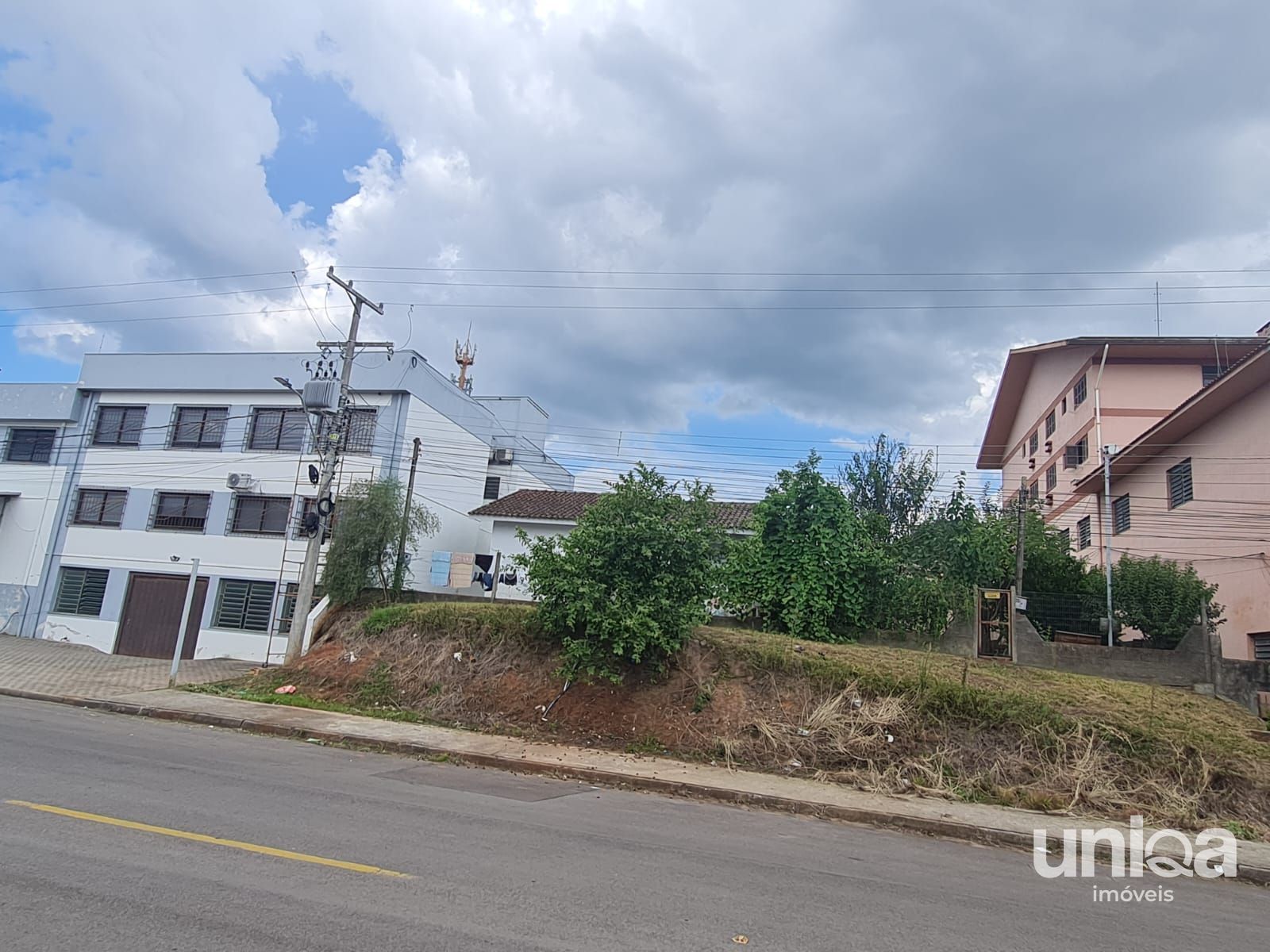 Terreno 23,7x46,24 com frente para RSC 287 e Av. João Machado Soares