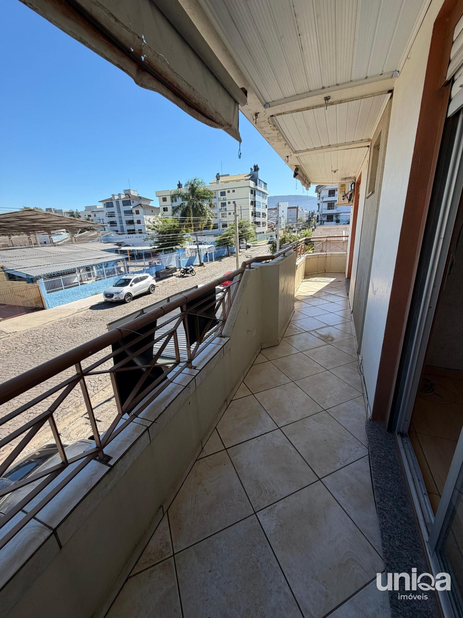 Aluga-se apartamento com dois dormitórios, sacada e churrasqueira
