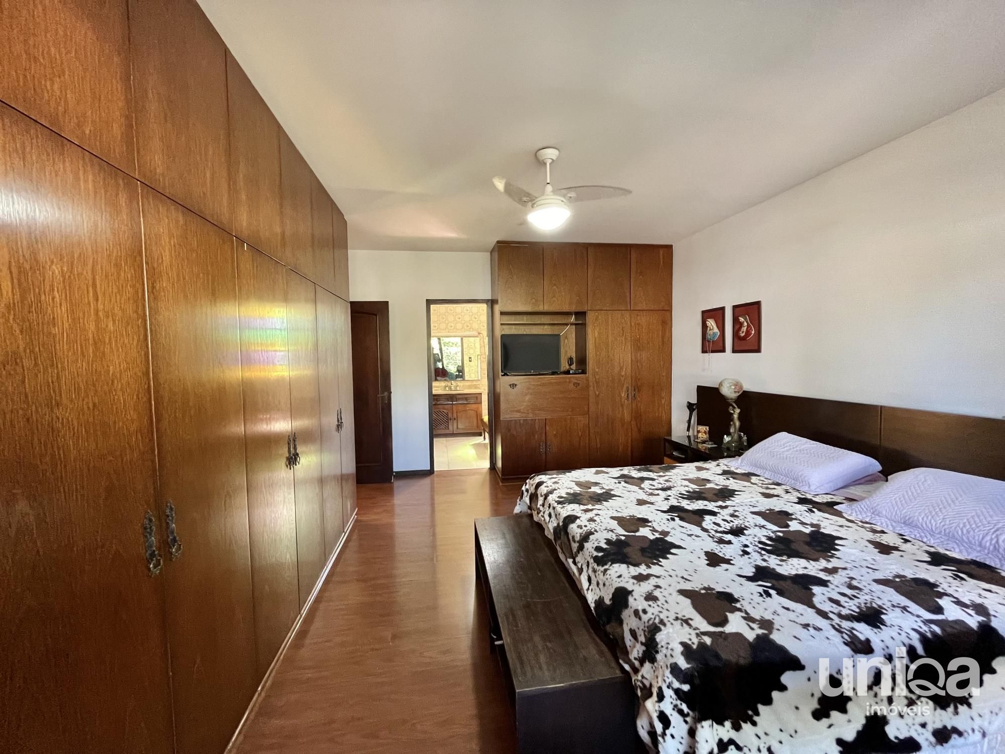 Casa para venda de 05 dormitórios em Santa Maria
