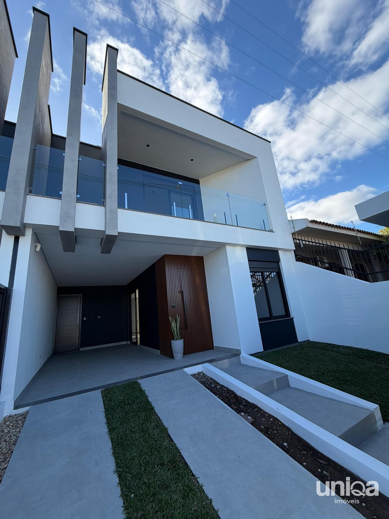 Casa nova 148m2 quarto/escritório no térreo + 02 suítes andar superior Camobi