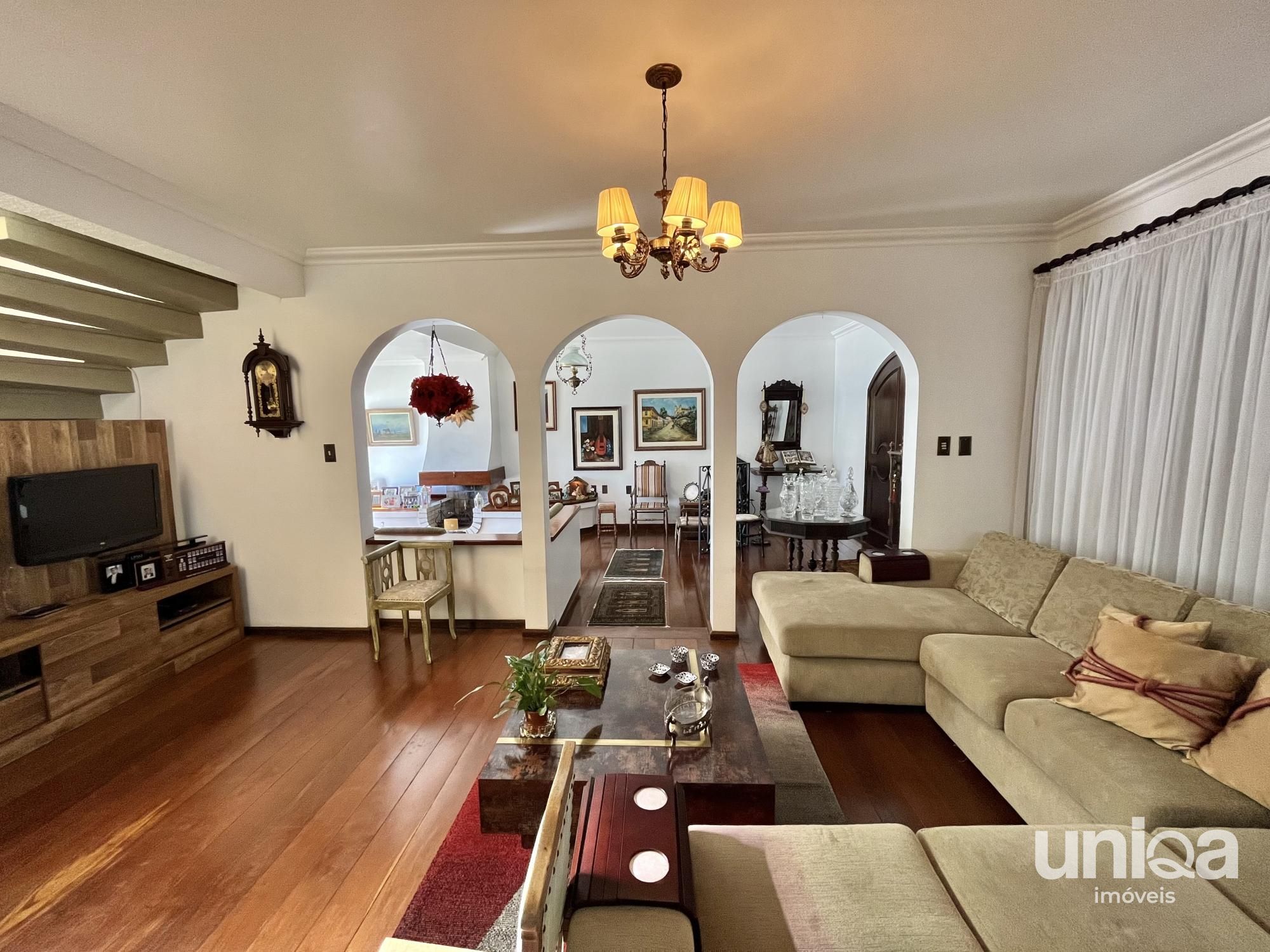 Casa para venda de 05 dormitórios em Santa Maria