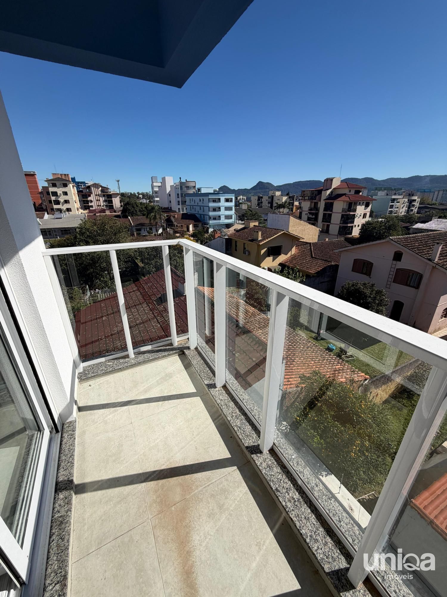 Aluga-se Apartamento de 1 quarto, sacada, garagem e mobiliado em Camobi