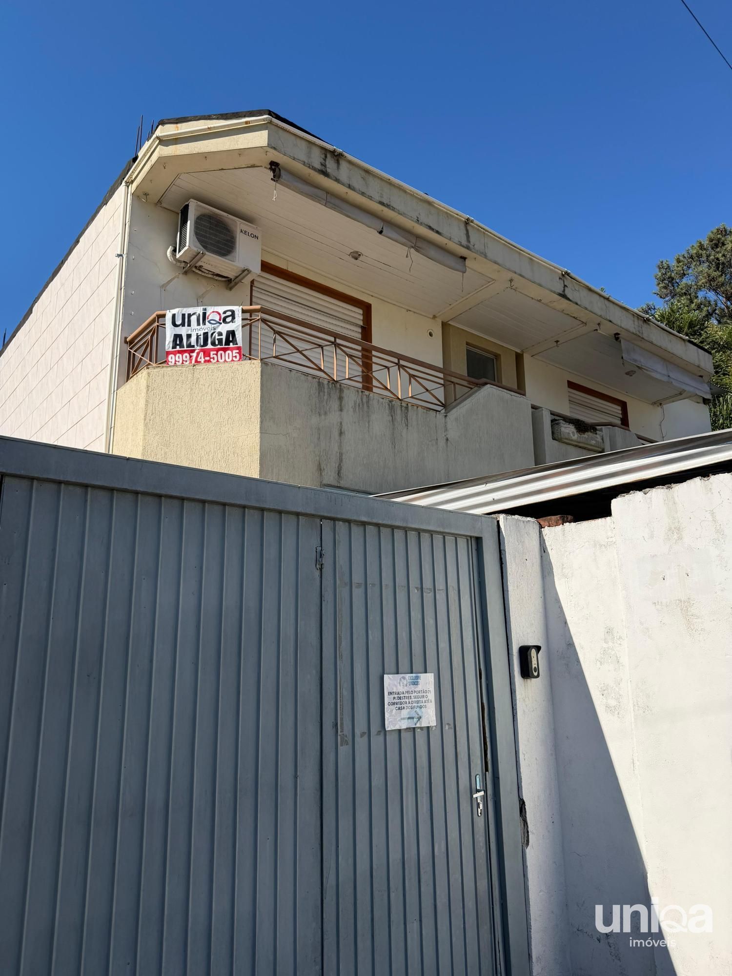 Aluga-se apartamento com dois dormitórios, sacada e churrasqueira