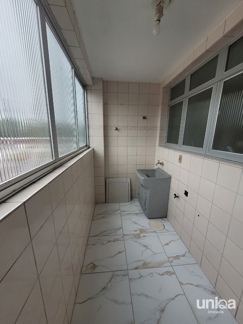 Aluga-se apartamento 2 dormitórios Sacada e garagem em Camobi