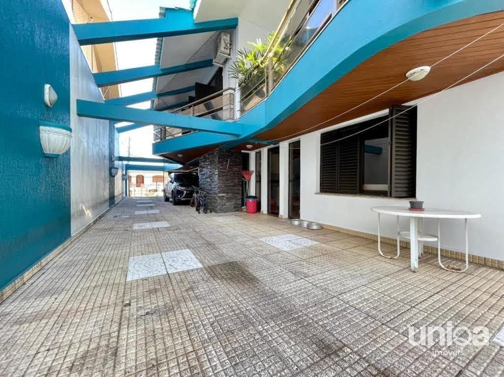 Casa de alto padrão com 06 dormitórios sendo 03 suítes piscina localizada no bai