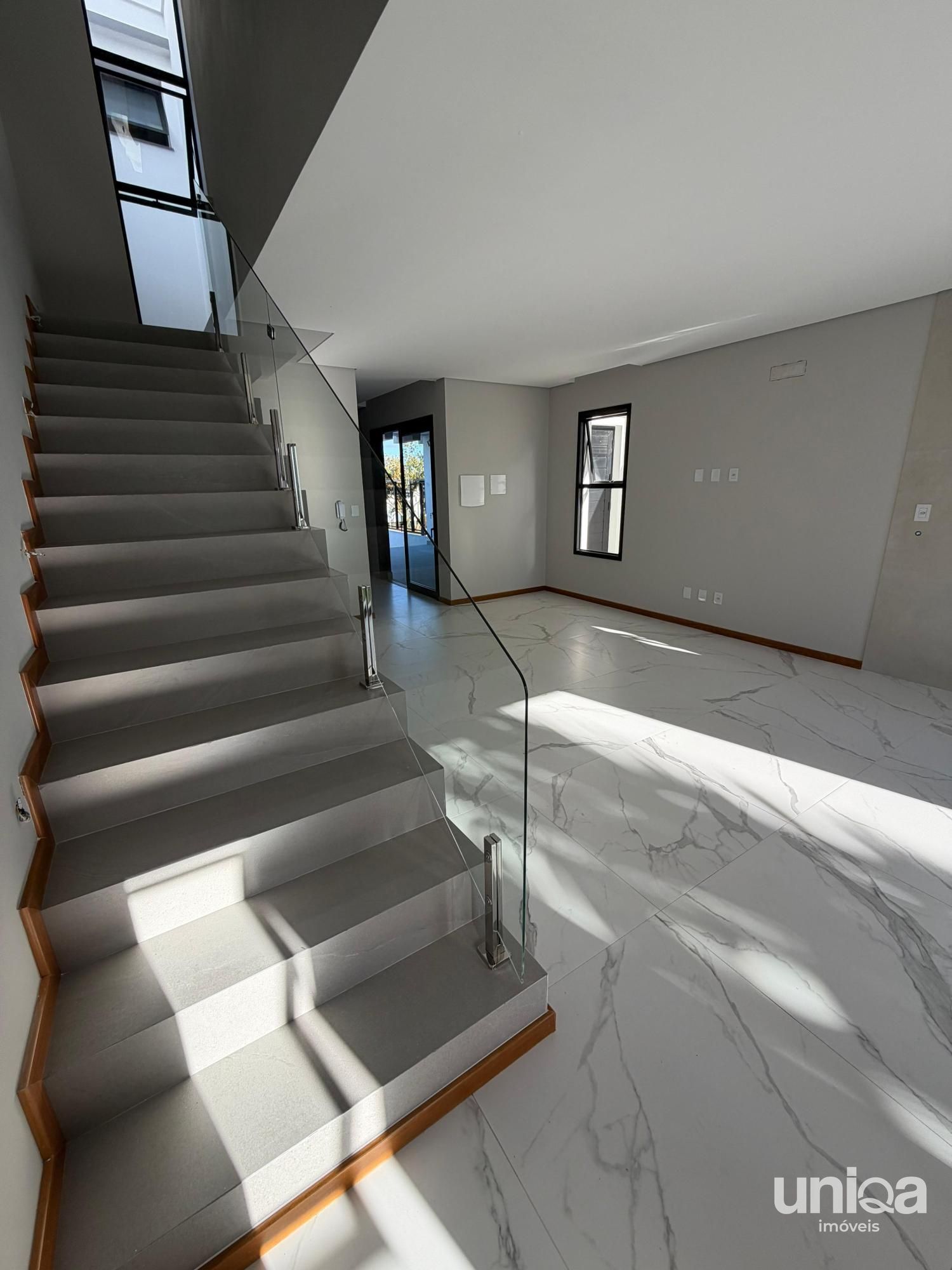 Casa nova 148m2 quarto/escritório no térreo + 02 suítes andar superior Camobi