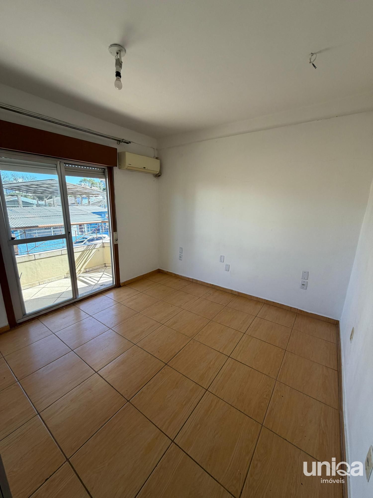 Aluga-se apartamento com dois dormitórios, sacada e churrasqueira