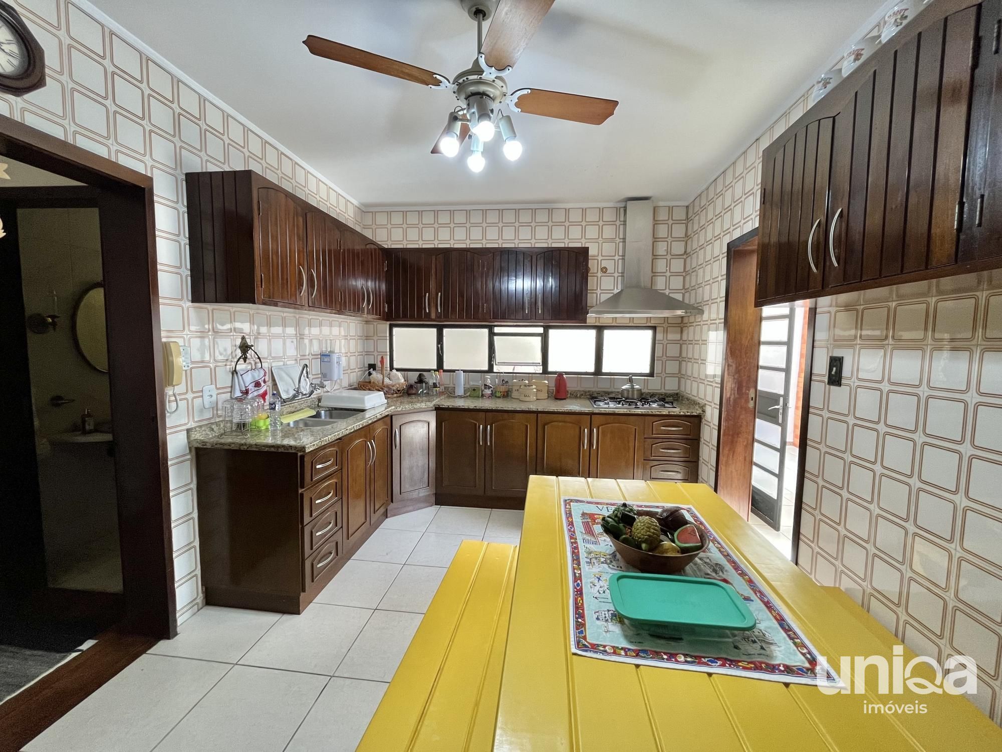 Casa para venda de 05 dormitórios em Santa Maria