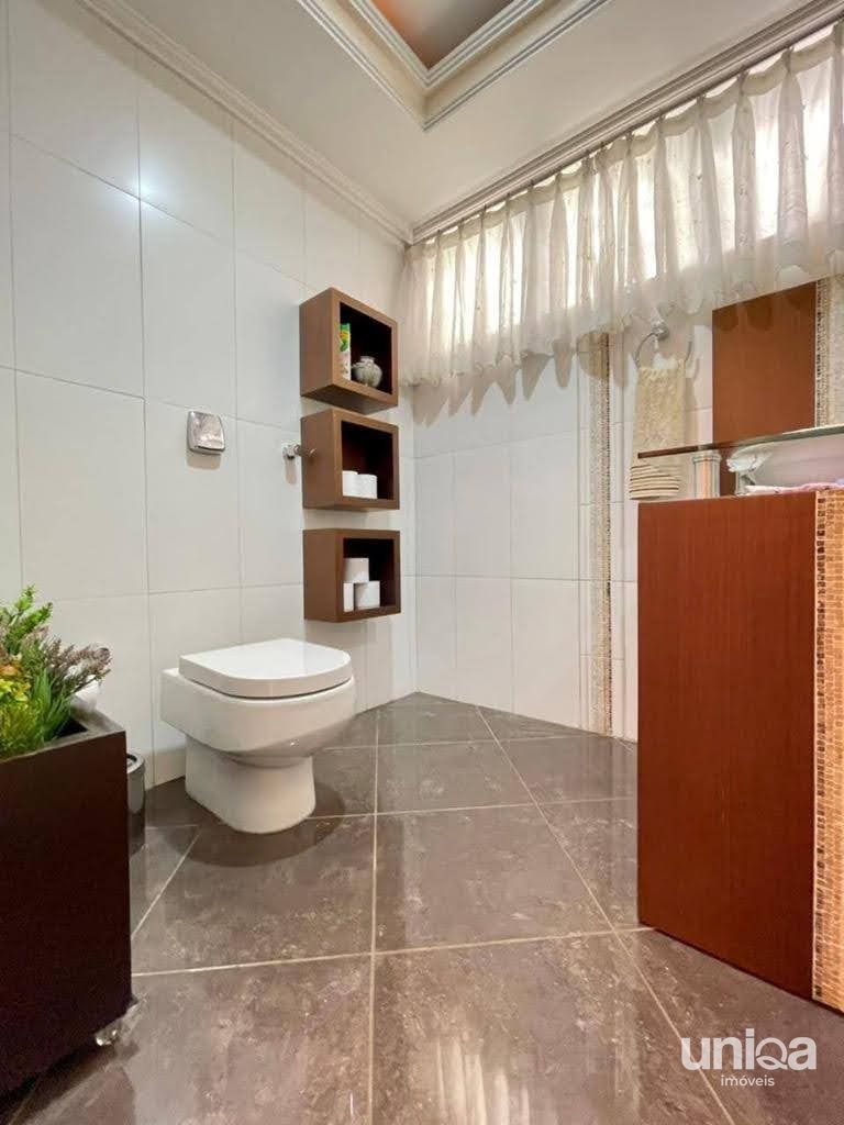 Casa de alto padrão com 06 dormitórios sendo 03 suítes piscina localizada no bai