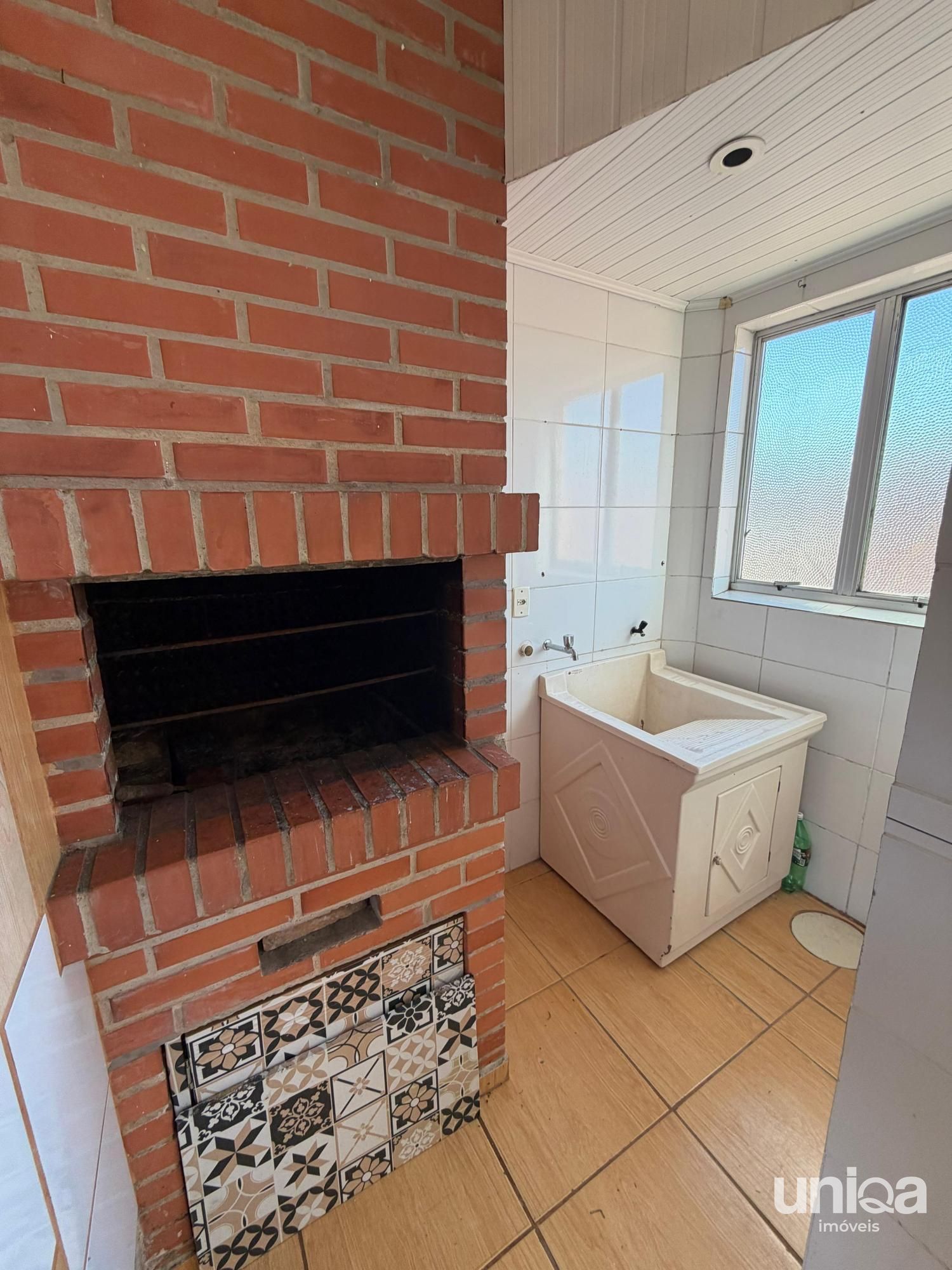 Aluga-se apartamento com dois dormitórios, sacada e churrasqueira