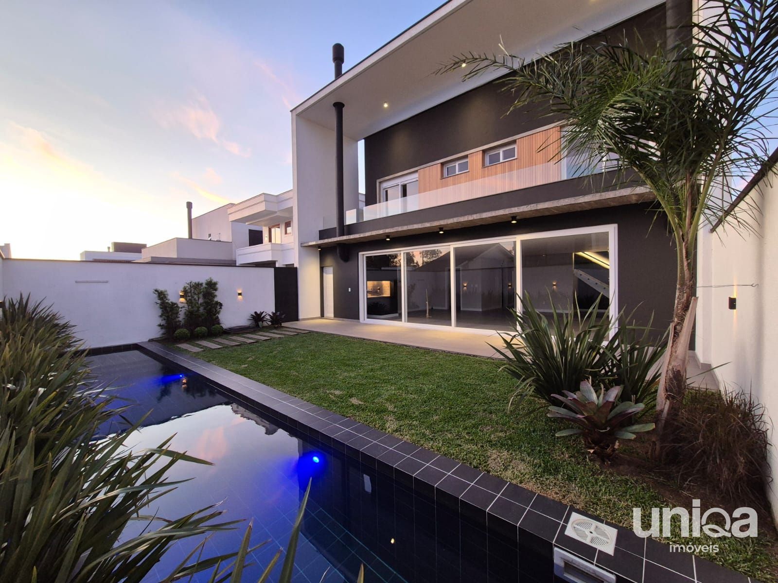 Casa 357m2 03 suítes + escritório piscina no Terras de Santorini Bairro São José