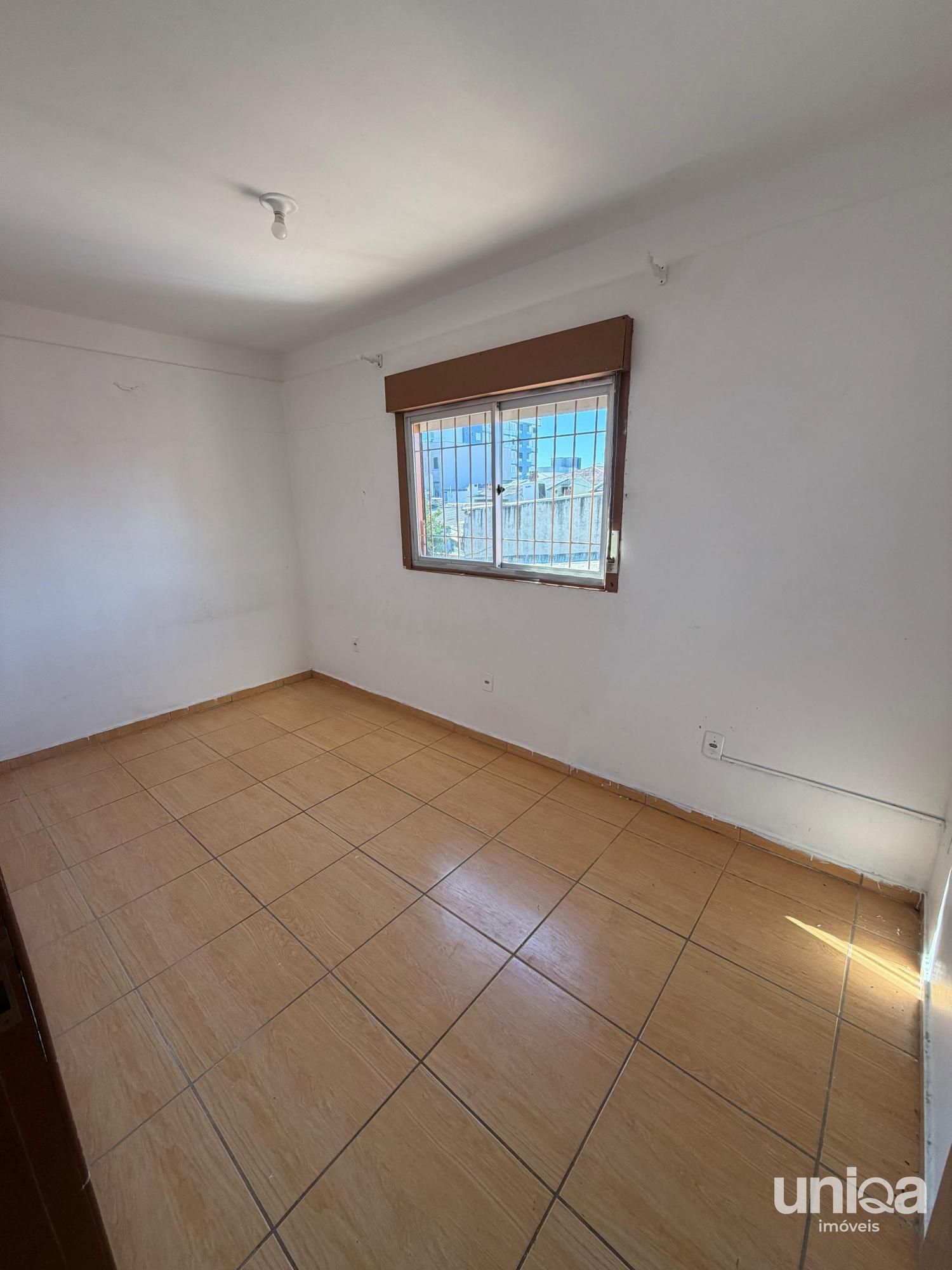 Aluga-se apartamento com dois dormitórios, sacada e churrasqueira