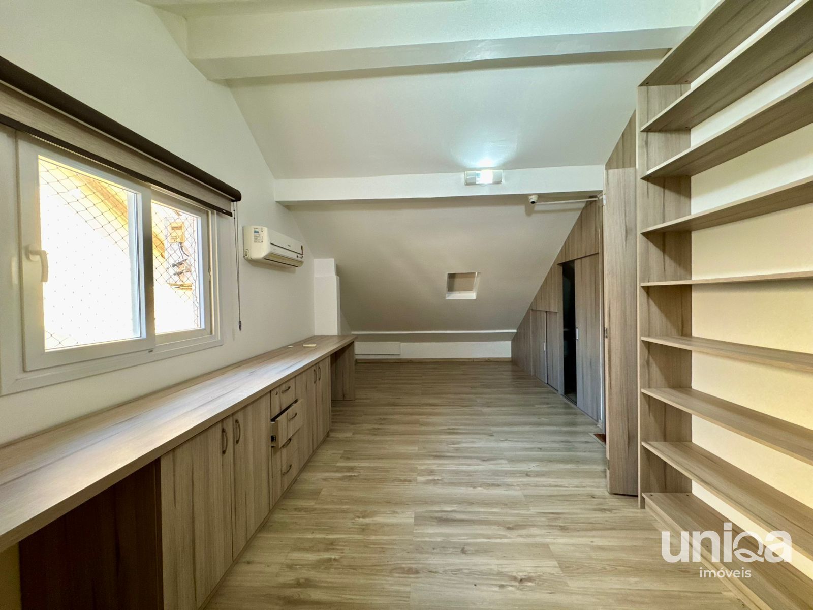 Casa estilo Sobrado para venda em Santa Maria com 03 dormitórios Garagem para 02