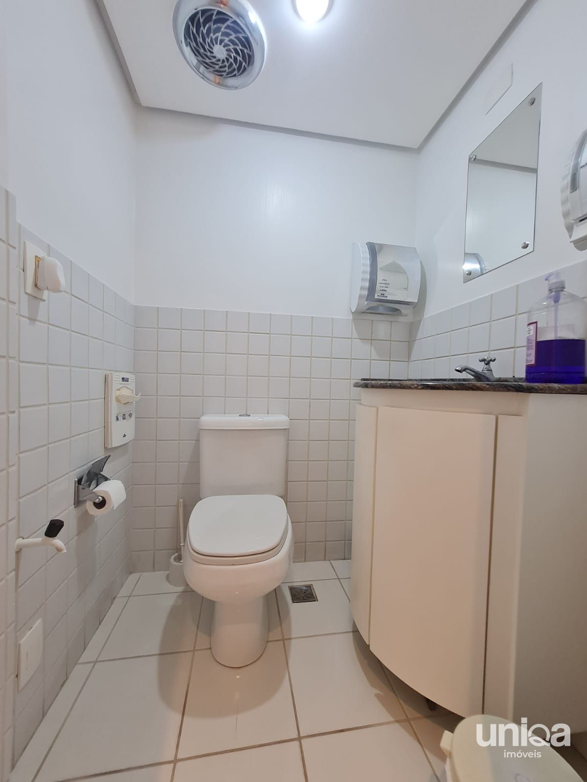 Sala comercial com 82m2 e garagem para venda no ed Continente em Santa Maria per